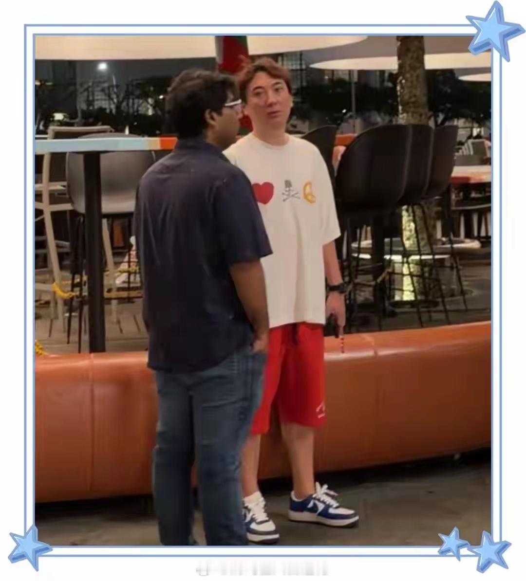 王思聪懒懒新加坡过情人节，懒懒不高兴，王思聪脖子前倾体态显老