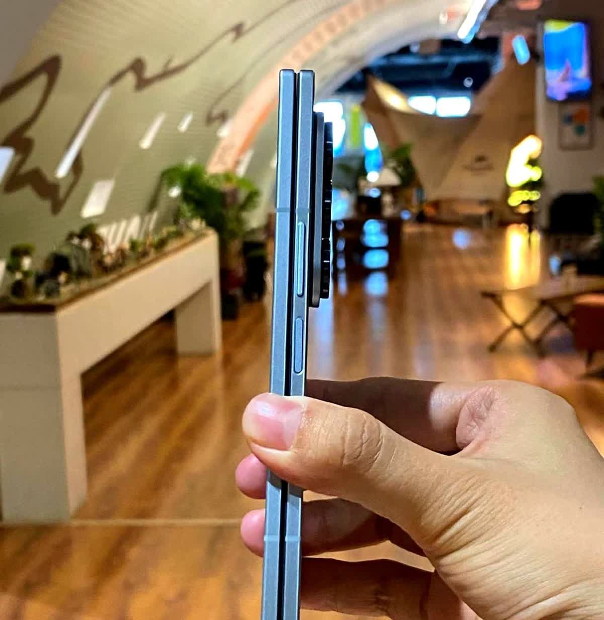 三星Fold7把机身削到能塞进牛仔裤小口袋，青霜绿一露面就让排队的人把柜台玻璃拍