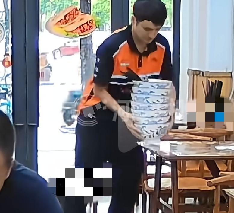 7月1日，浙江杭州一面馆内，一外卖小哥在一餐馆等待就餐，等餐的间隙，外卖小哥见店
