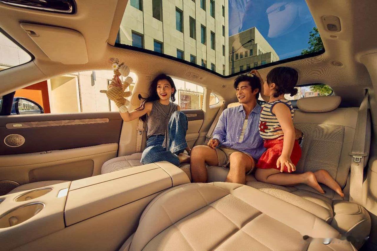 现在家庭欢聚出行，既要“面子够炸”镇住全场，又要“里子够暖”照顾到每个人，智己这