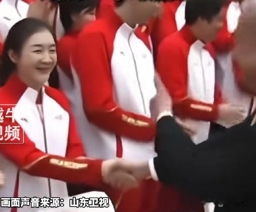 陈梦用风调雨顺来形容一点也不过分。前两天山东开表彰大会，省里领导和陈梦握手时，