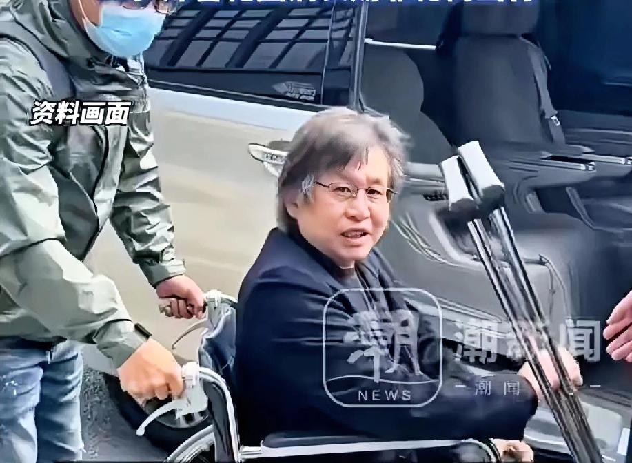 说实话郑智化在深圳机场这个遭遇谁看了都会心疼又气愤!坐轮椅的郑智化竟要“连