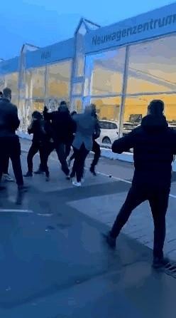 把人堵在停车场里一顿暴揍，完事儿了还给自己贴个“反法西斯”的标签？这画面想想都