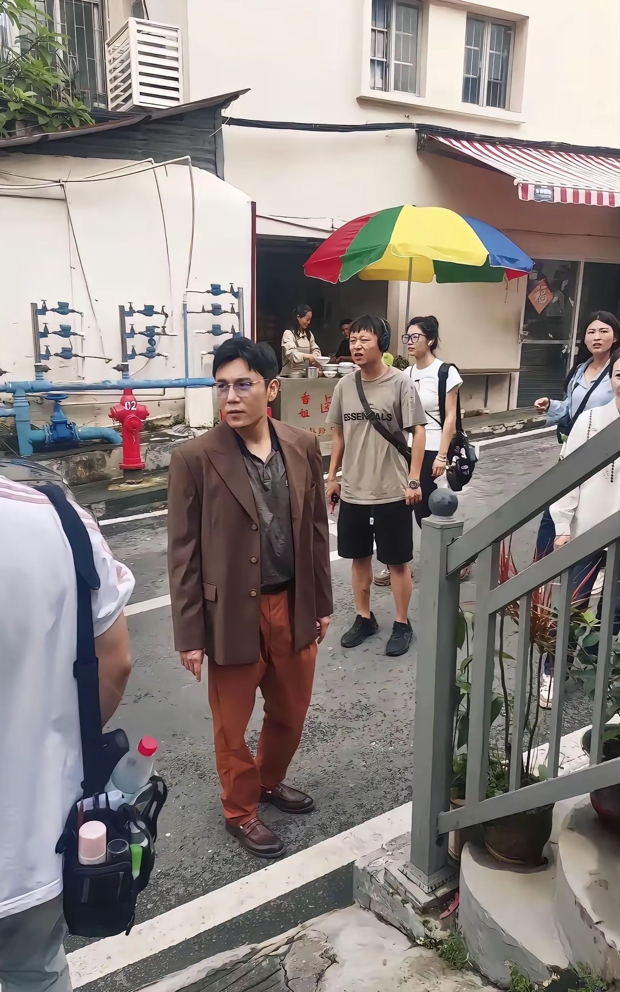 秦昊穿的服装，非常有气质