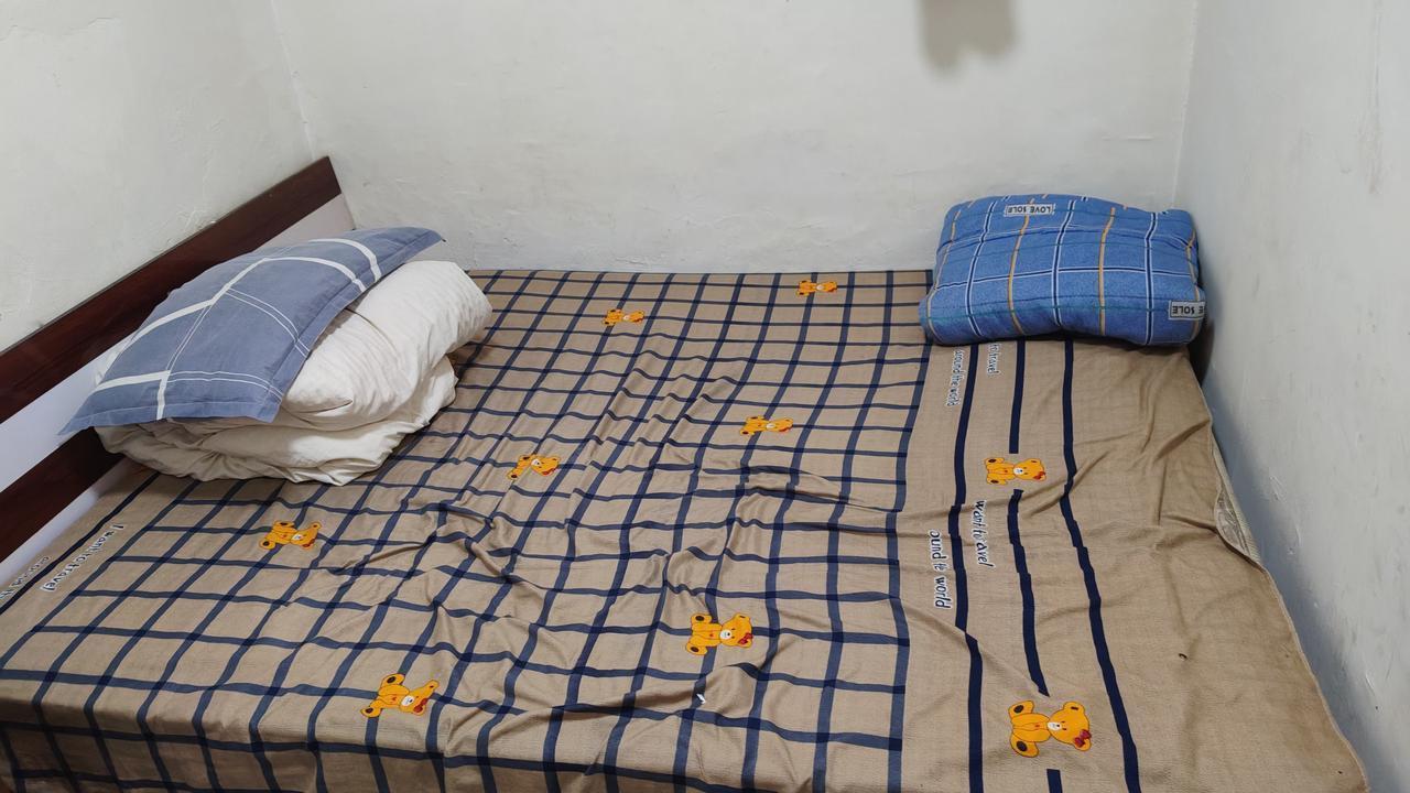 天津大寺镇龙居生活广场，附近的诚信住宿，8号房间墙壁上有痰液…被子还是臭哄哄的，