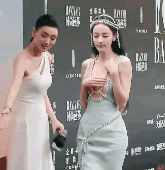 不看僧面也看佛面！这主持人好歹也是杨幂孩子的后妈，热巴一副目中无人的架势看都不看