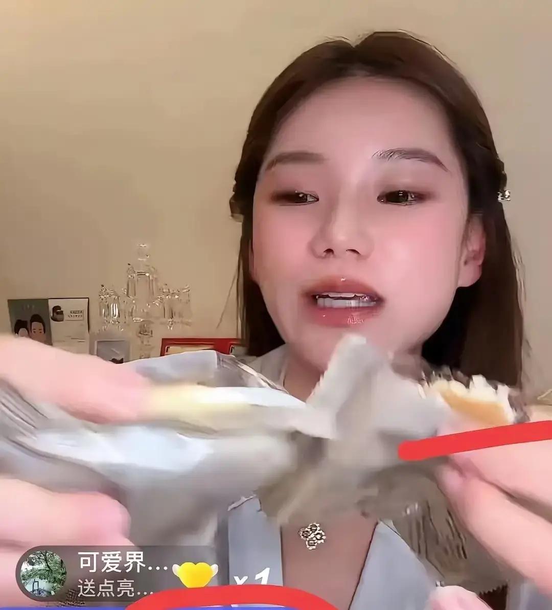 筱梅一条刚睡醒要喝水的视频冲上热搜。画面里她嗓子没完全开，小声说想喝水，妈妈立