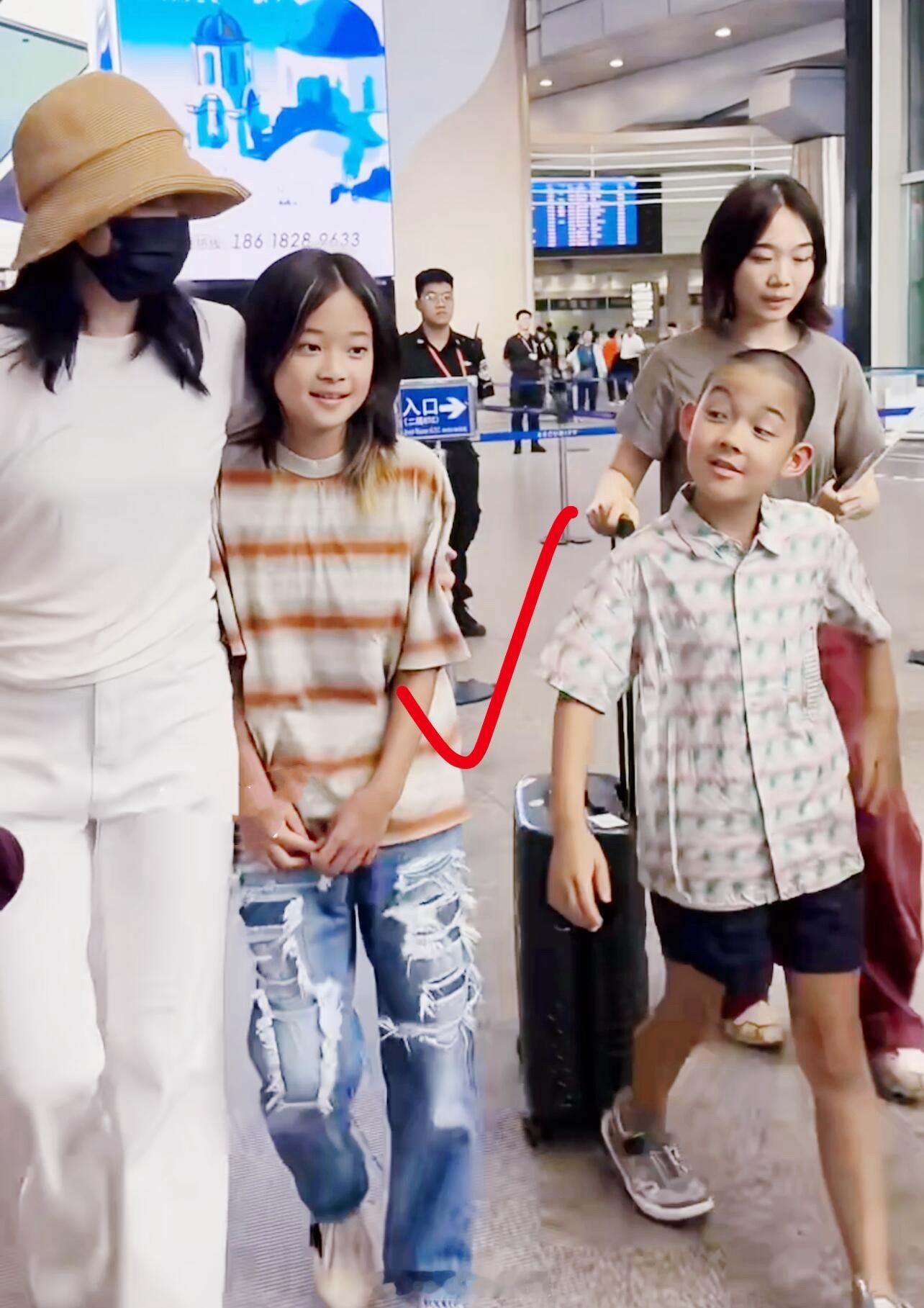 梅婷一家人算比较接地气了，女儿快快好像她！​​​