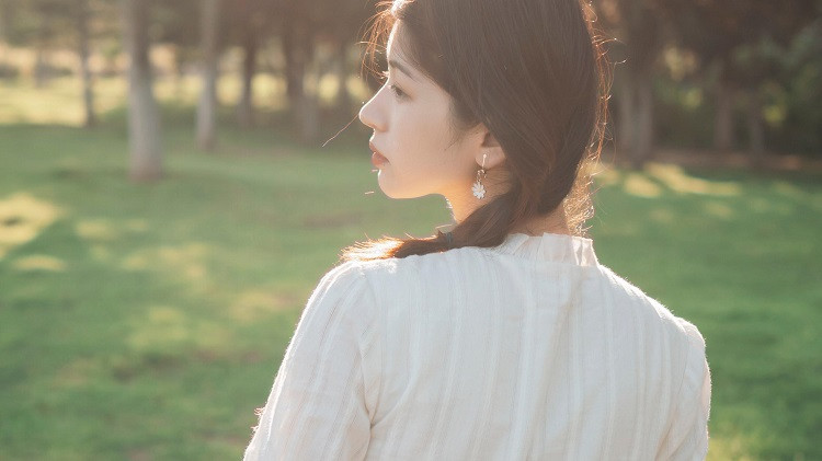 女人真的爱你，最明显的表现，就是忍不住主动找话题，大胆约你见面。甚至，她见到你