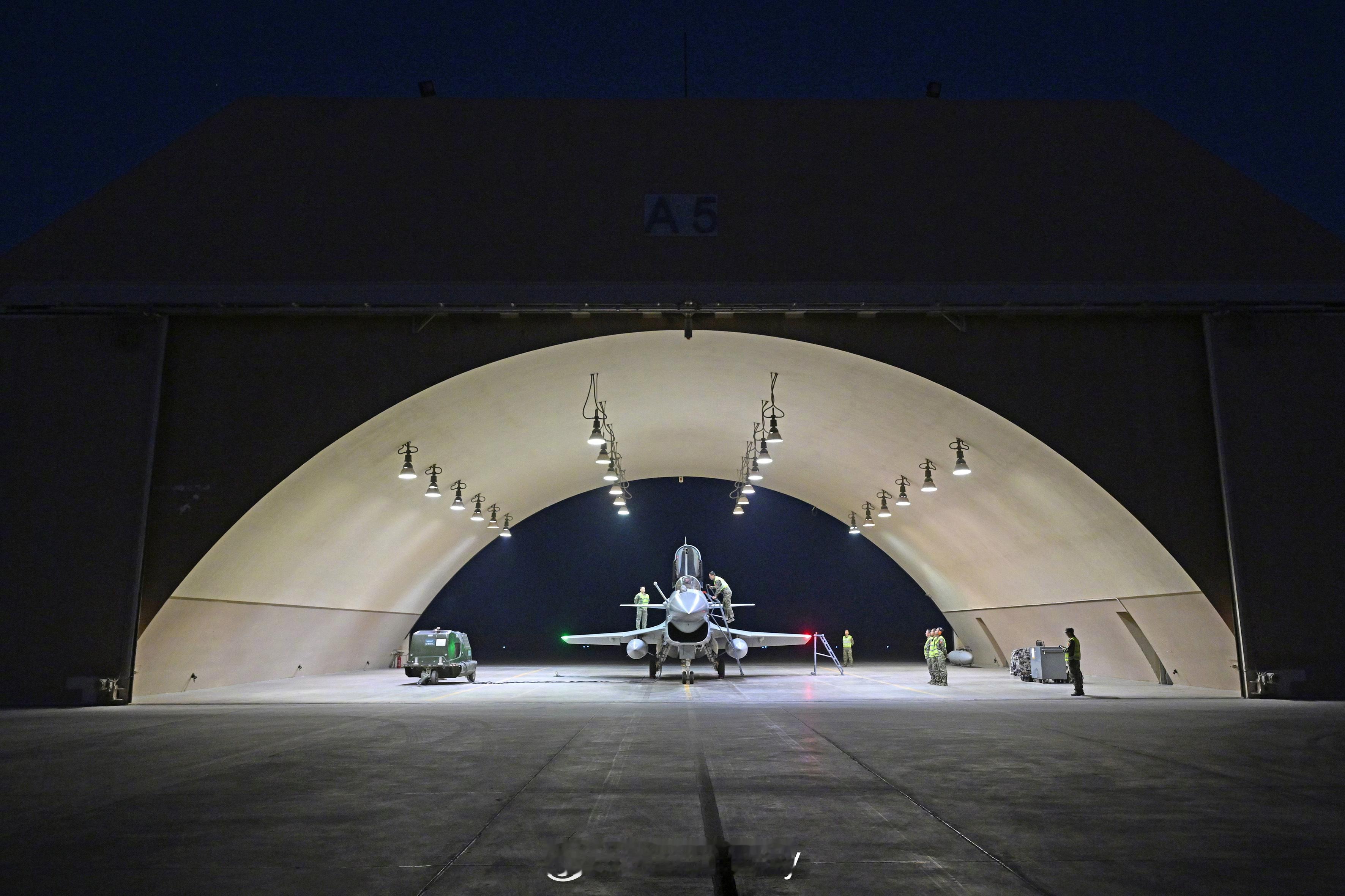 中埃“文明之鹰2025”空军联训圆满结束，首见埃及飞行员乘坐J-10S参训，YY