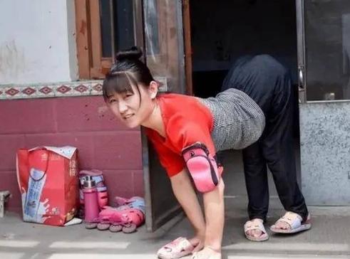 山东一名靠爬行维持生活的女子，在24岁时嫁给了一个46岁的单身男人，婚后，她不听