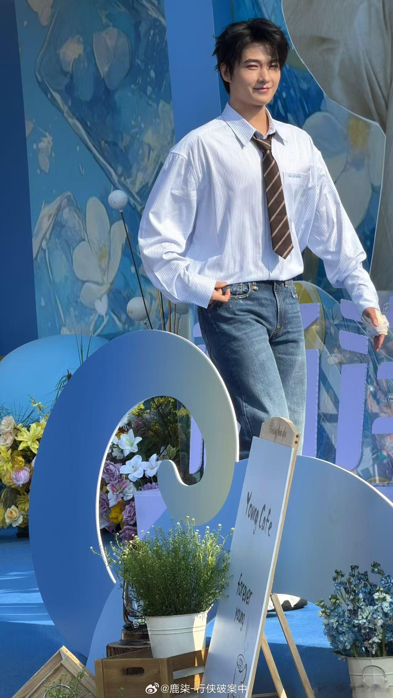 杨洋不让江山开机杨洋新剧开机，一身黑外套白衬衫气质绝了，状态在线气场拉满，李叱