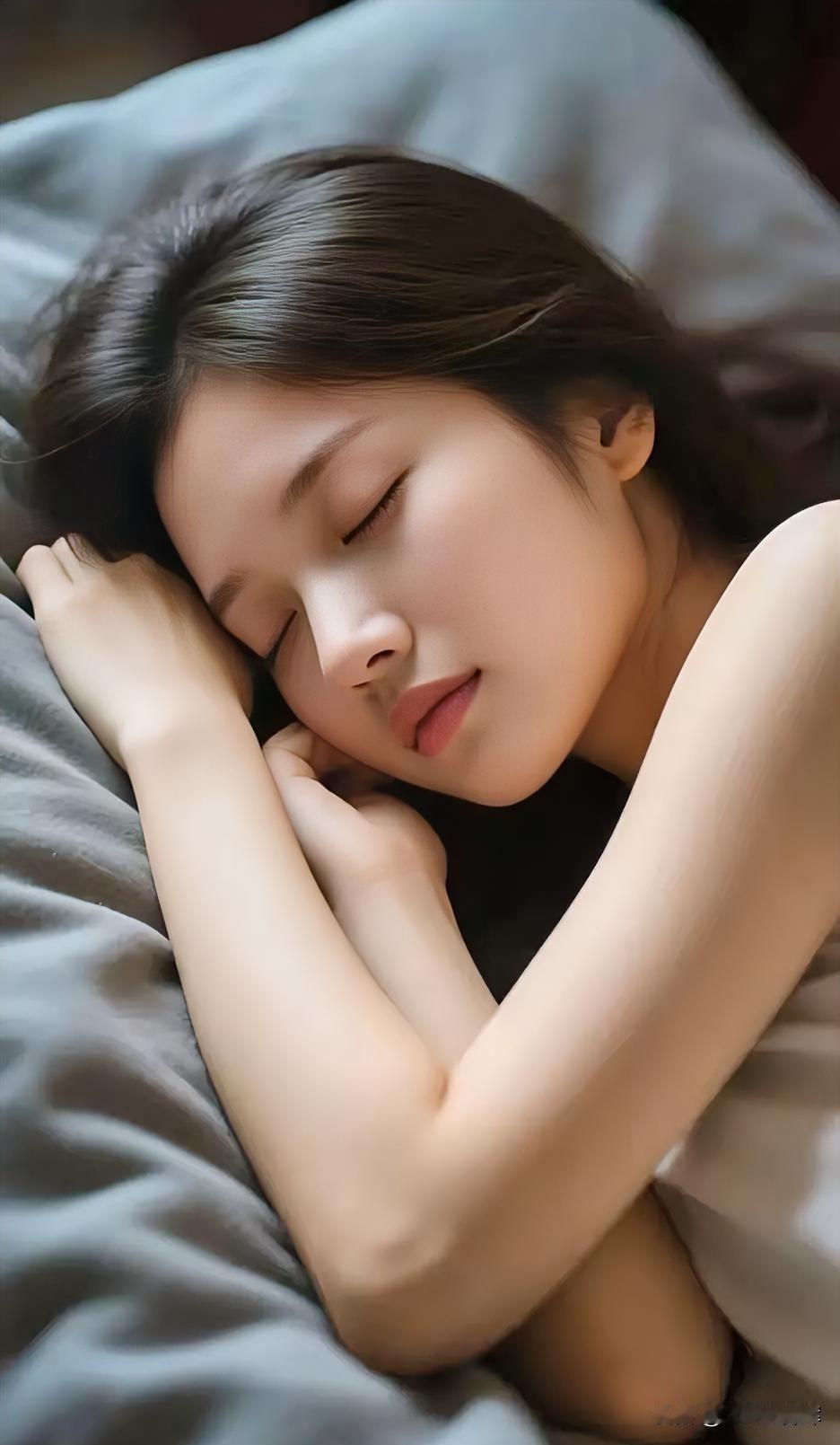 夜色铺床，她枕着柔软入梦。眉眼舒展，似月光吻过花瓣。臂弯环住安宁，呼吸轻