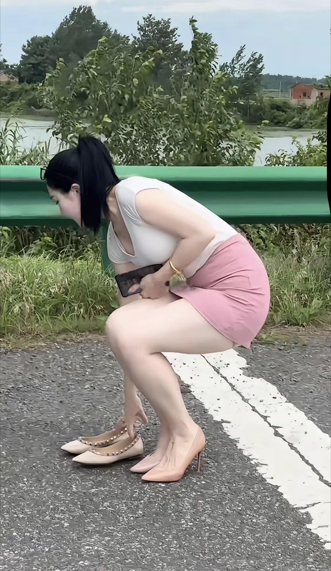 老婆突然下车想要换鞋，怎么拦也拦不住