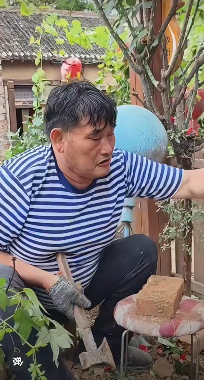 把砖放在凳子上削？网友:板凳白瞎了！