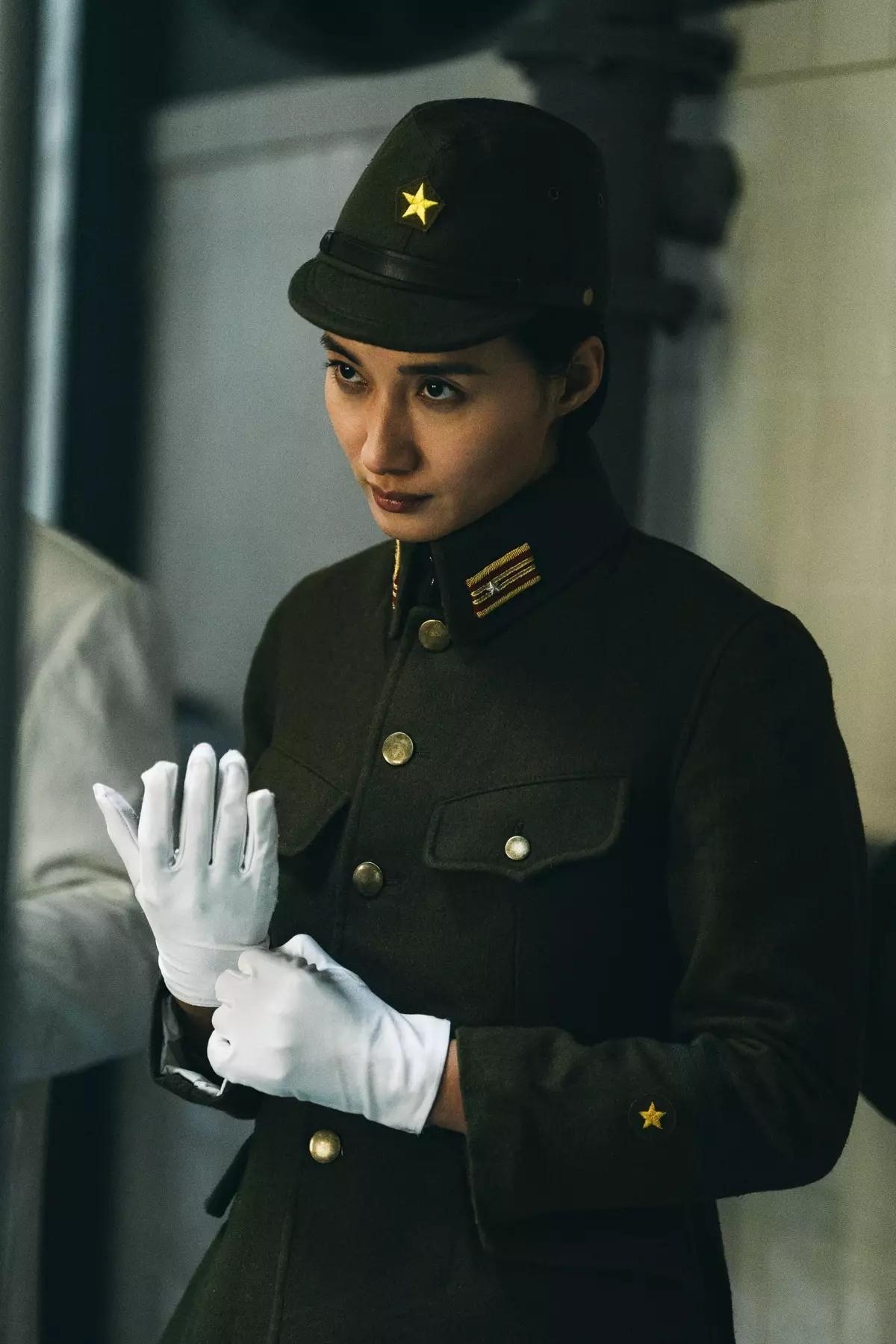 大家发现没？731里那女军官，疑点可太多了。不是说她口音怪，也不是说她长得