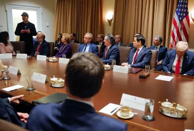 特朗普翻车了！美国最高法院介入，3万亿关税或许全得退还！向来收割全球的美式霸权