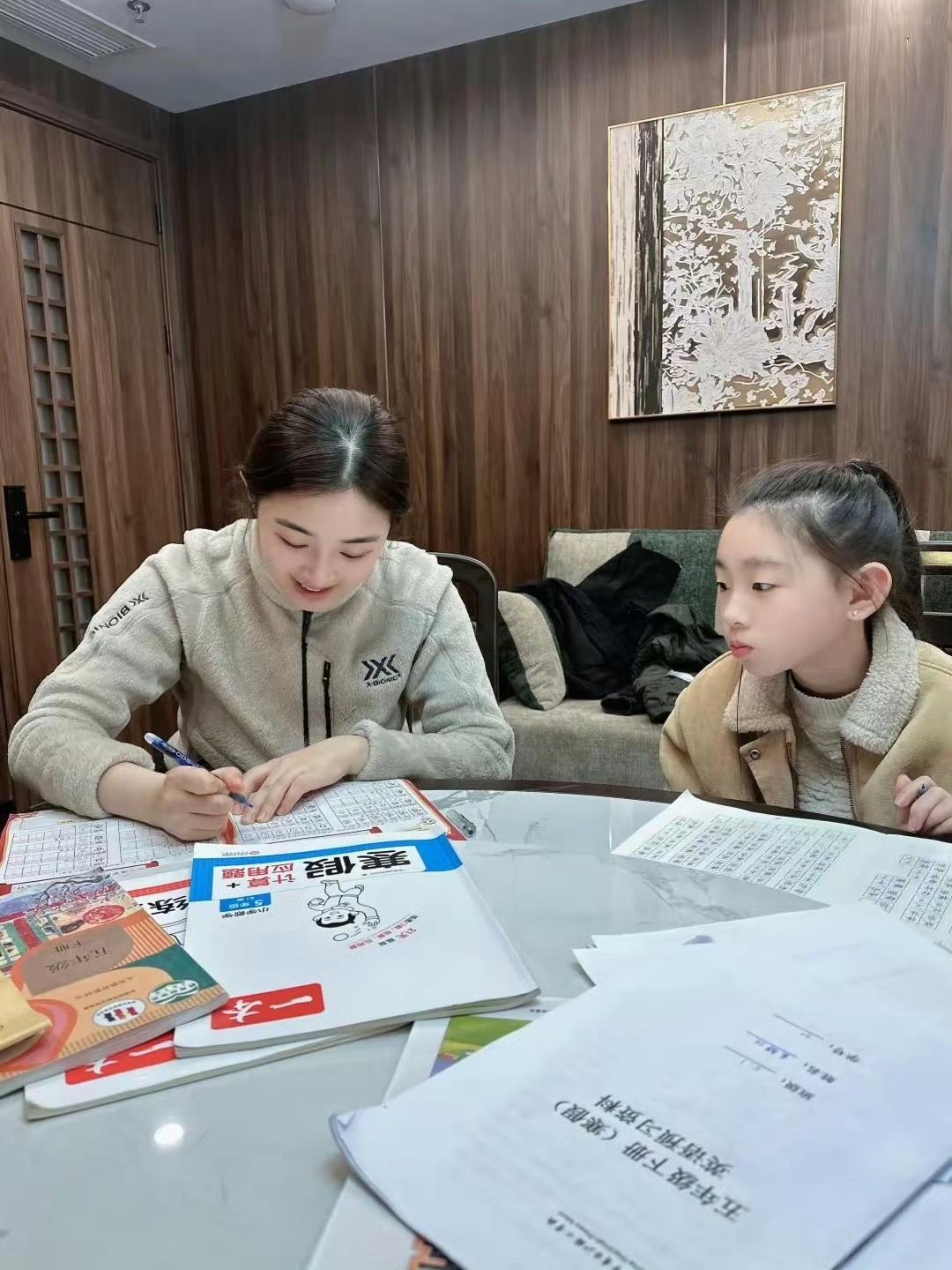 37岁的张含韵近日回到家乡过年，享受了一段温馨的团圆时光。假期里，她与亲友围坐打