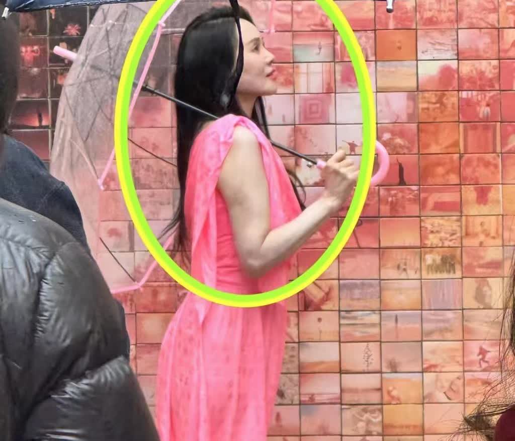 伊能静这次私下出游是真的很放松。一开始小编根本没认出来这两个人是明星，感觉这个男