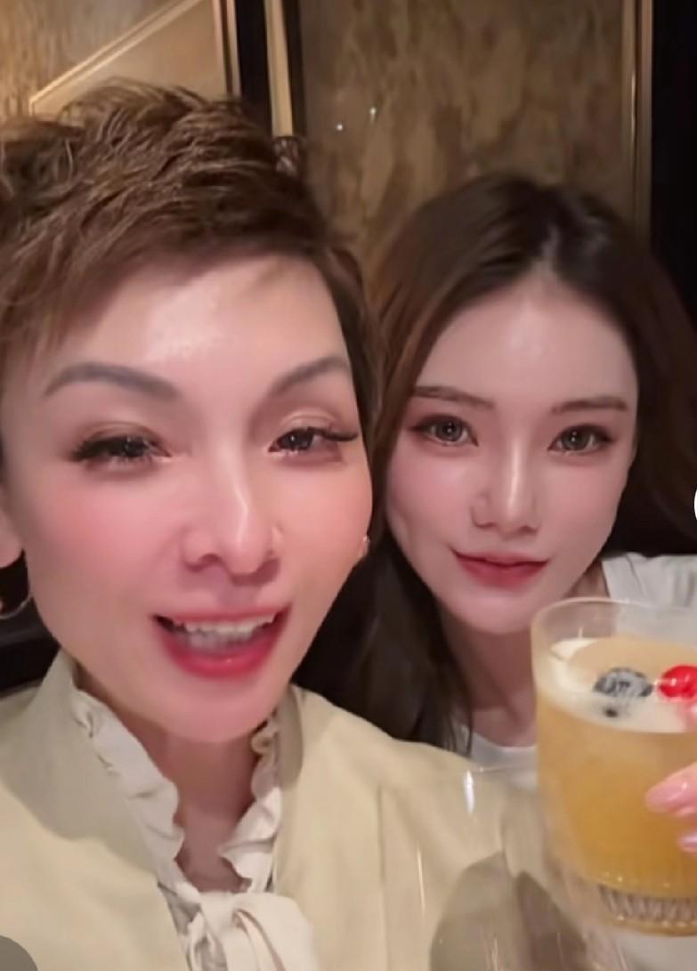 #秋日生活打卡季#马筱梅和麻六记洋洋亲如闺蜜。两个人有时间会偶尔聚聚一起畅聊