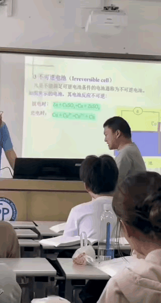 上海某大学的大学生上课迟到，老师说了他几句，并嘱咐他不要睡觉，结果他觉得丢了面子