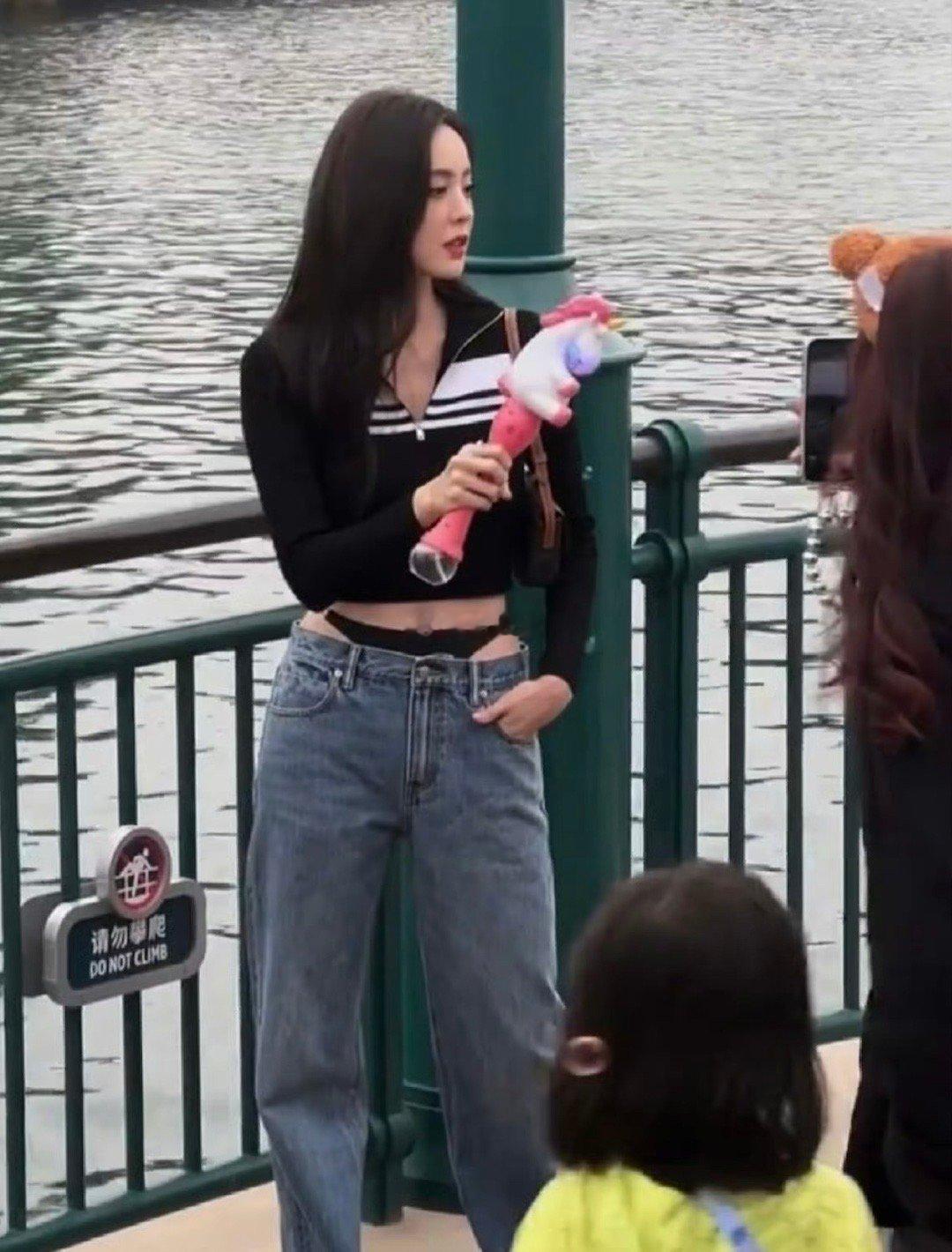 原来娜扎这个裤子里面是这样的，当年娜扎都被网友喷成啥样了…