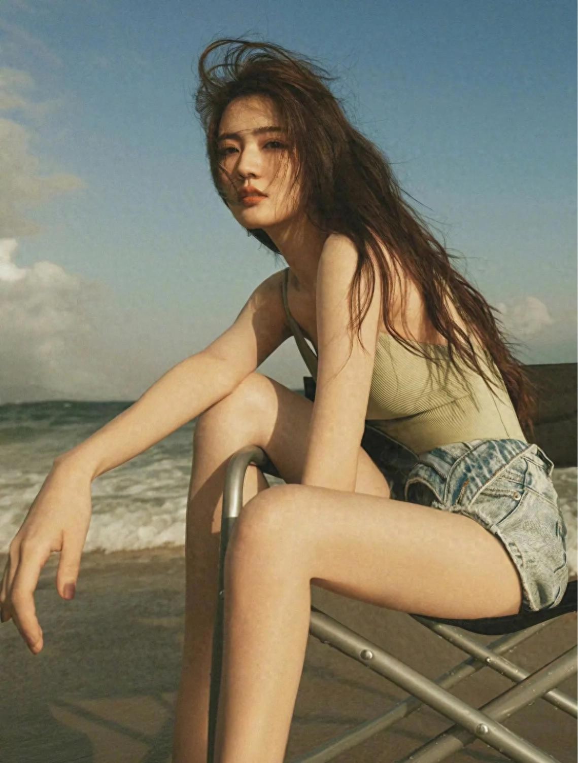 夏日海边的清凉诱惑！看徐璐如何用简单搭配展现迷人腿部线条！