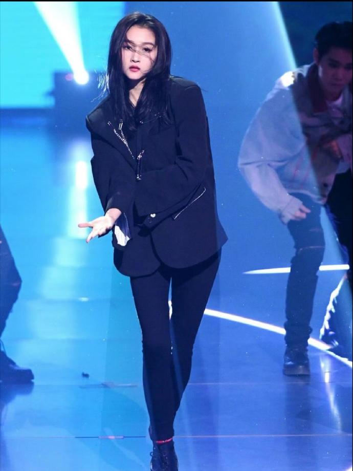 关晓彤是真不适合唱歌跳舞，腿长手长怎么就看着怪怪的​​​