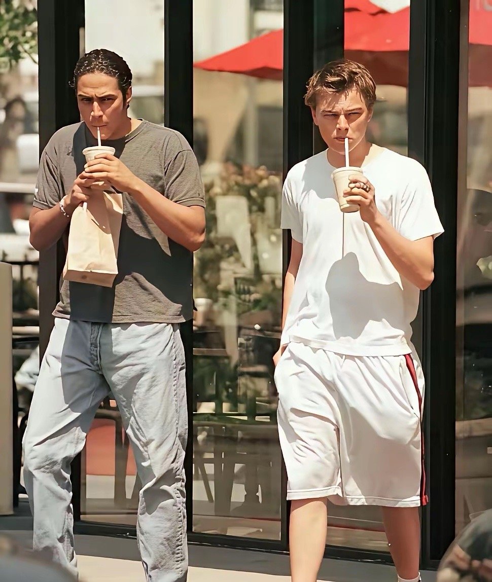 其实十八岁的小李子也不帅，只是泰坦尼克号里的服化道和剧情太加分了！