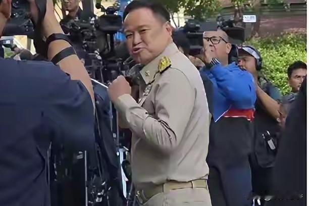 泰柬新一轮冲突，泰国这边9名士兵死亡，另约190人受伤，柬埔寨内政部则称约27万