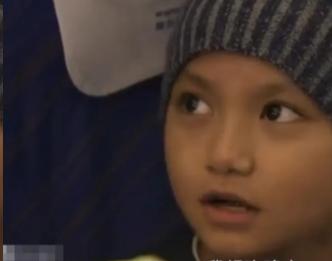 7岁女孩跟父母第1次坐飞机，父母却死活不准女孩吃饭，乘务员说饭是免费的，然而，他