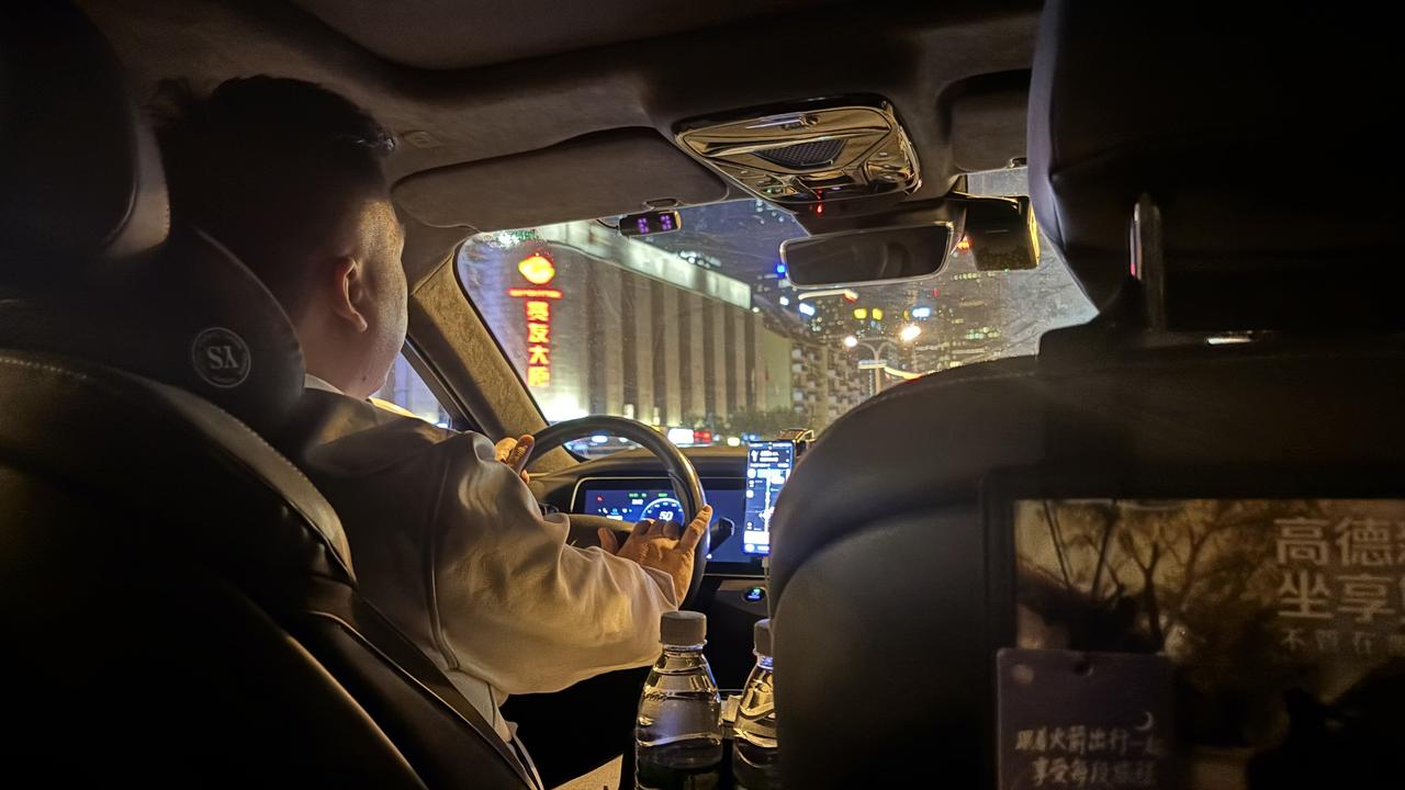 打了辆北汽极狐阿尔法S，司机说车是租的，每天租金220，加上电费等一天成本300