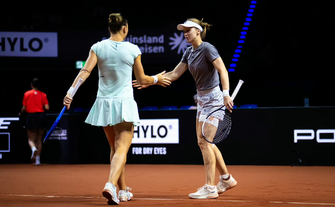 首盘暂陷不利！张帅/奥斯塔彭科斯图加特女双决赛激战，6-1落后仍握翻盘希望，金花