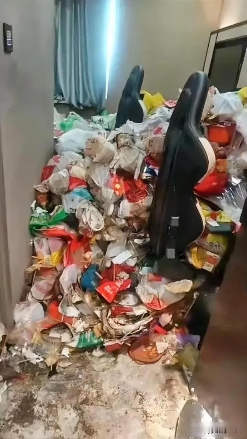 长春一电竞酒店房客两年不出房门，退房时保洁当场愣住房间垃圾堆到比人高！在长春的一
