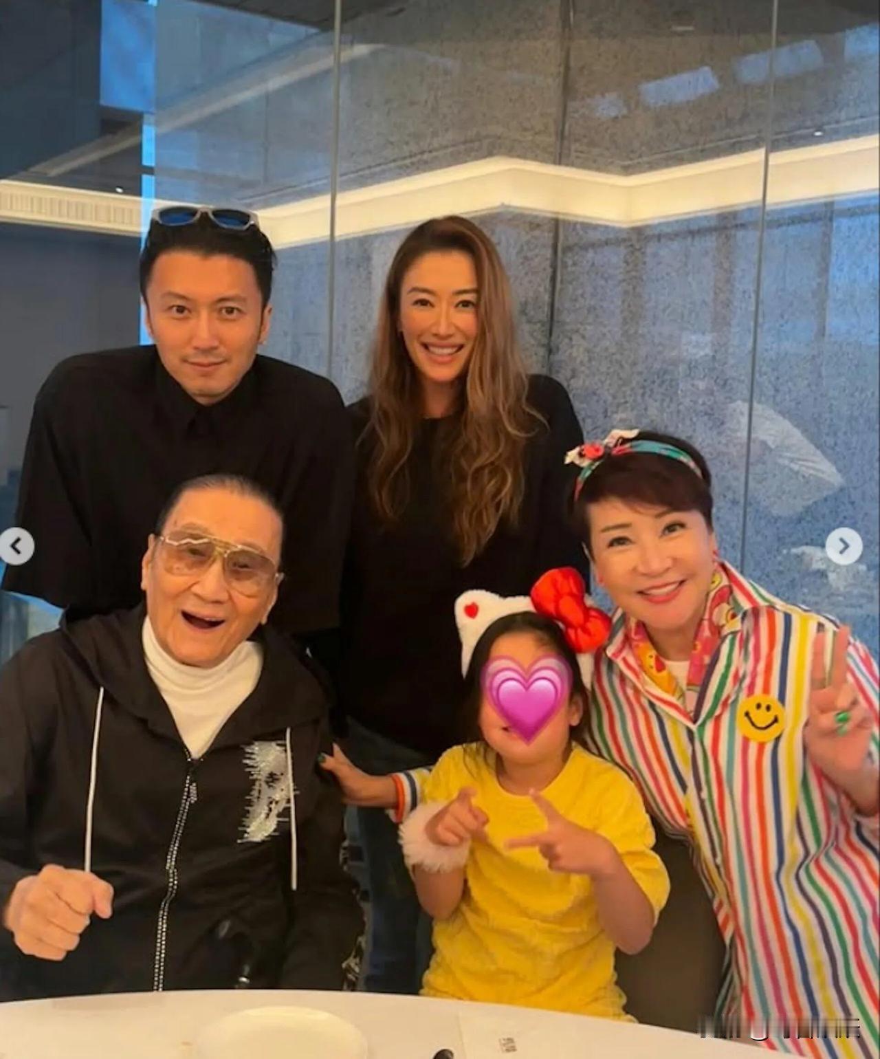 谜底终于揭晓了！很多网友不理解谢霆锋前两天举办演唱会，全家大小都来了，为何他