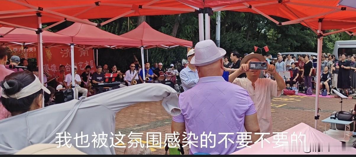 济南足球体育馆东侧空地，泉城公园的西北角，偶遇这场盛大的演唱会。