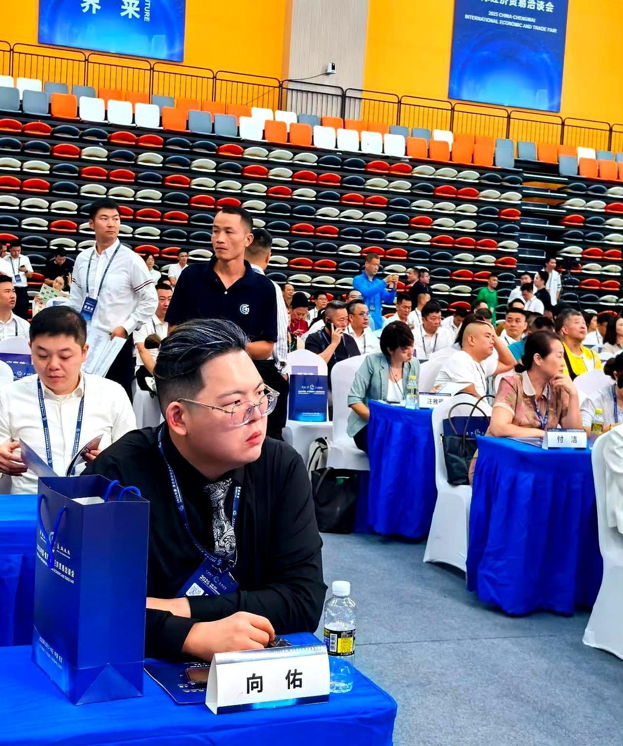 向太刚把五百亿港币塞进家族信托，转头就掏出手机拉黑了亲儿子向佑的微信。你敢信？向