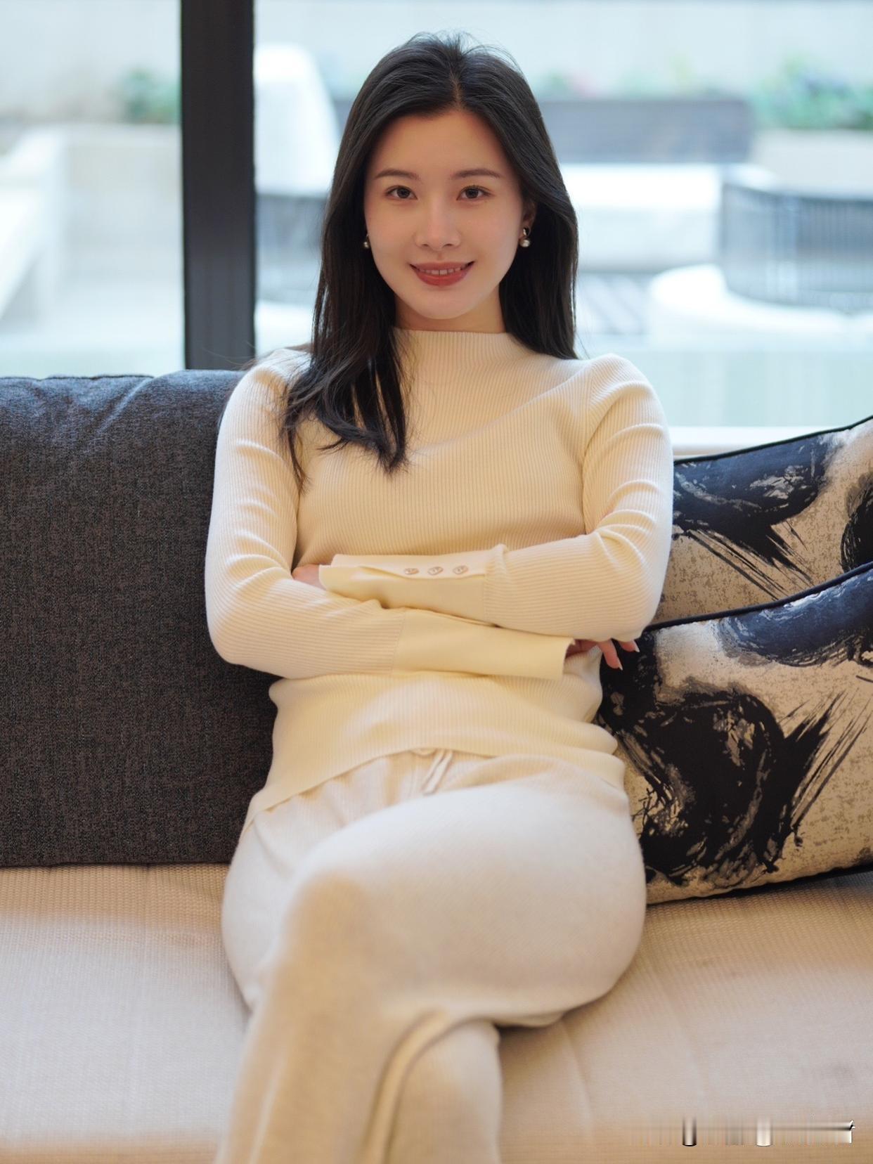 端庄气质少妇，总能让人眼前一亮。就像彭真夫人张洁清，1952年40岁留影时，她穿