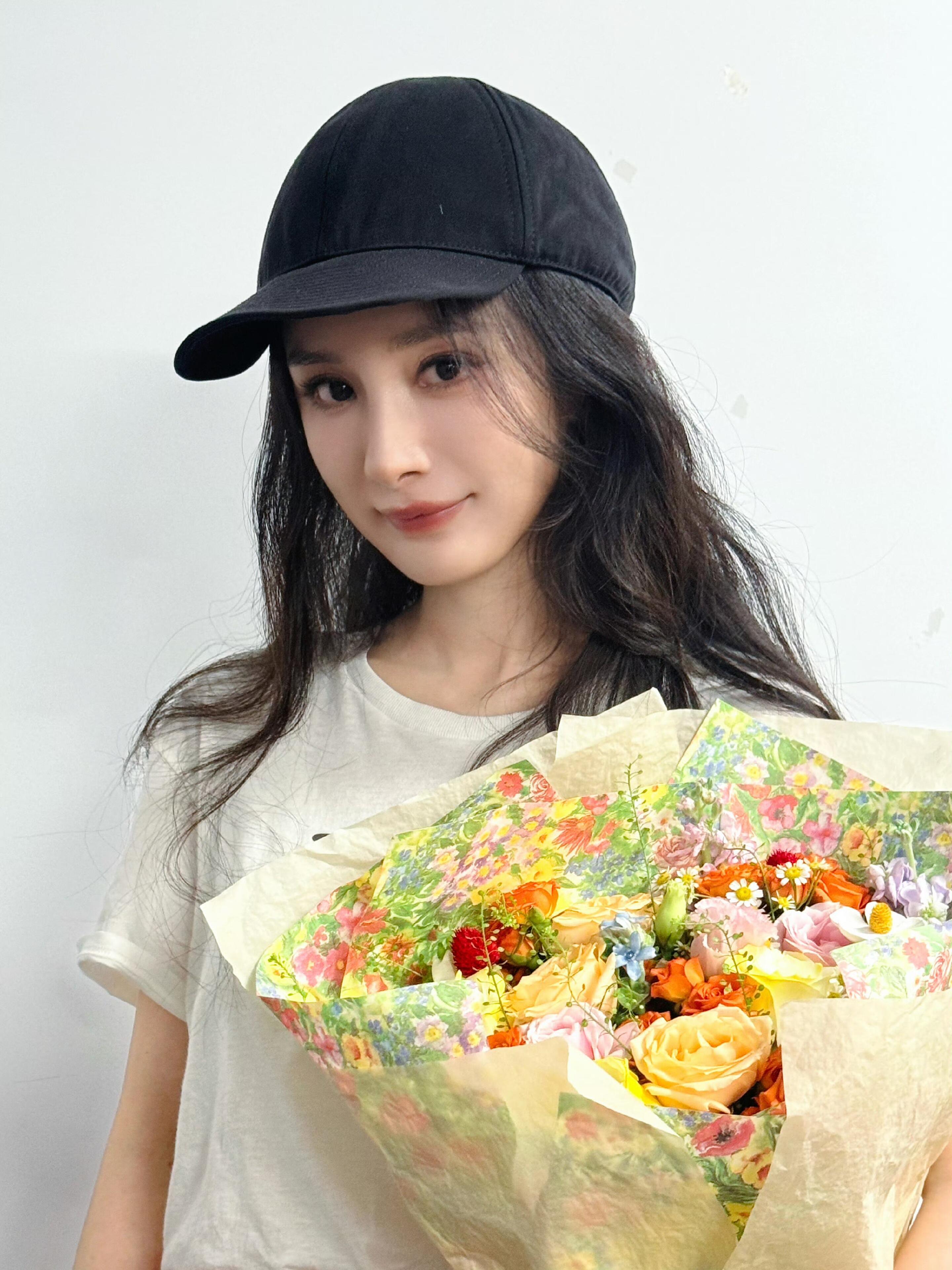 杨幂与助理外出路透杨幂私服好美🫶🏻