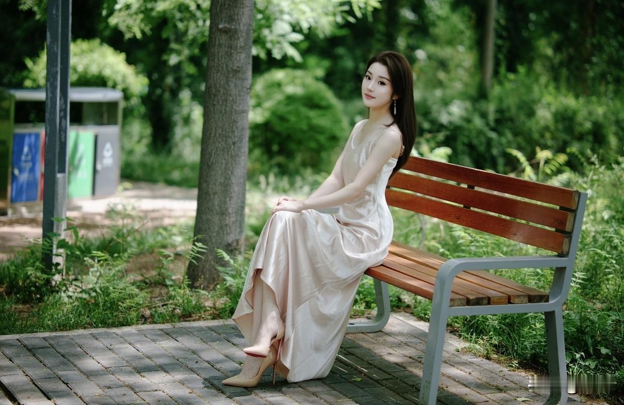 怎么穿搭才能显得简约且干净白色连身长裙是简约干净穿搭的绝佳选择。它自带纯洁气质，