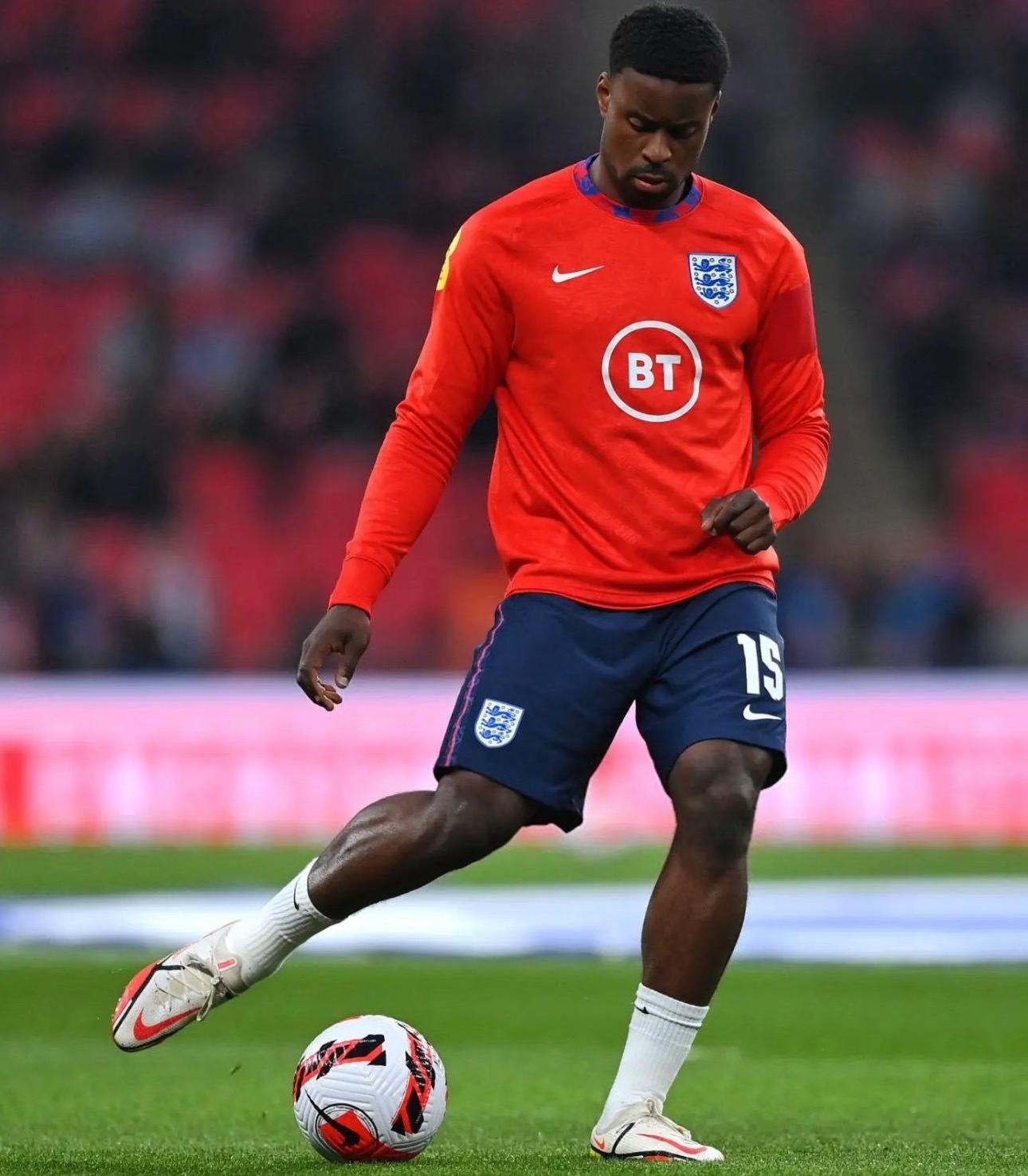 知名转会记者罗马诺以标志性“HereWeGo”确认，25岁英格兰国脚中卫格伊