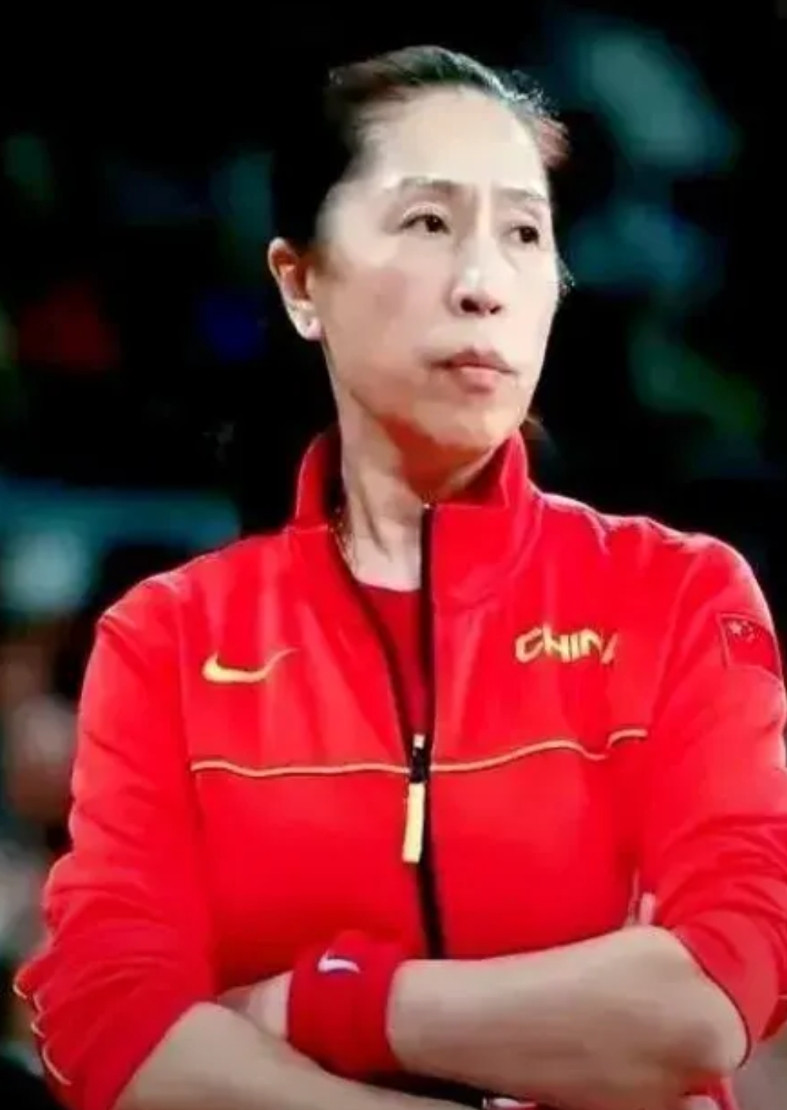 网传组建女篮二队由郑薇担任主教练，召集李梦、刘雨桐、张敬一等球员，是为了解决当前