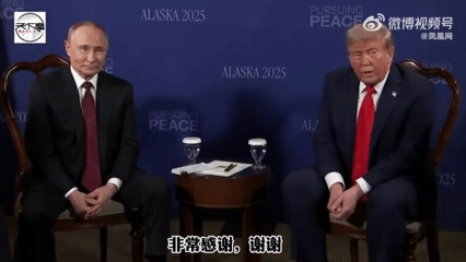 记者提问夹枪带棒，普京表情耐人寻味，特朗普呆若木鸡美俄峰会现场，台下的记者们
