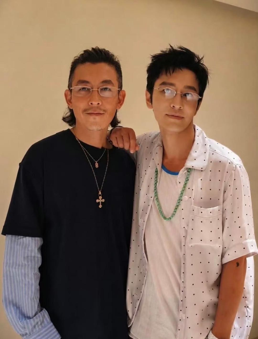 骨子里的东西跟穿衣打扮没关系！两个人即使换了衣服，老陈也是老头子的模样！论形