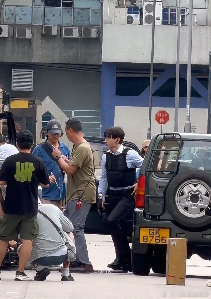 不管是古装还是现代装，都可以看得出来，鞋底很厚，身材不修长，比较臃肿。