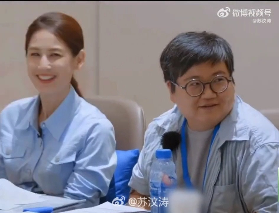 胡军李乃文现场吃黄圣依家的瓜胡军：这瓜真甜。李乃文：确实甜。我：你俩倒是看看剧