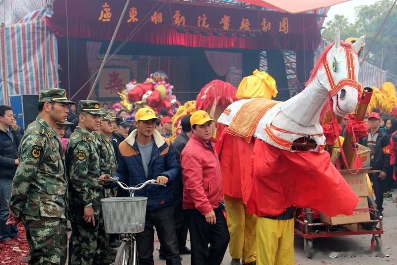 汕头游神活动是潮汕地区极具特色的民俗。它热闹非凡，游神队伍浩浩荡荡，有彩旗、锣鼓