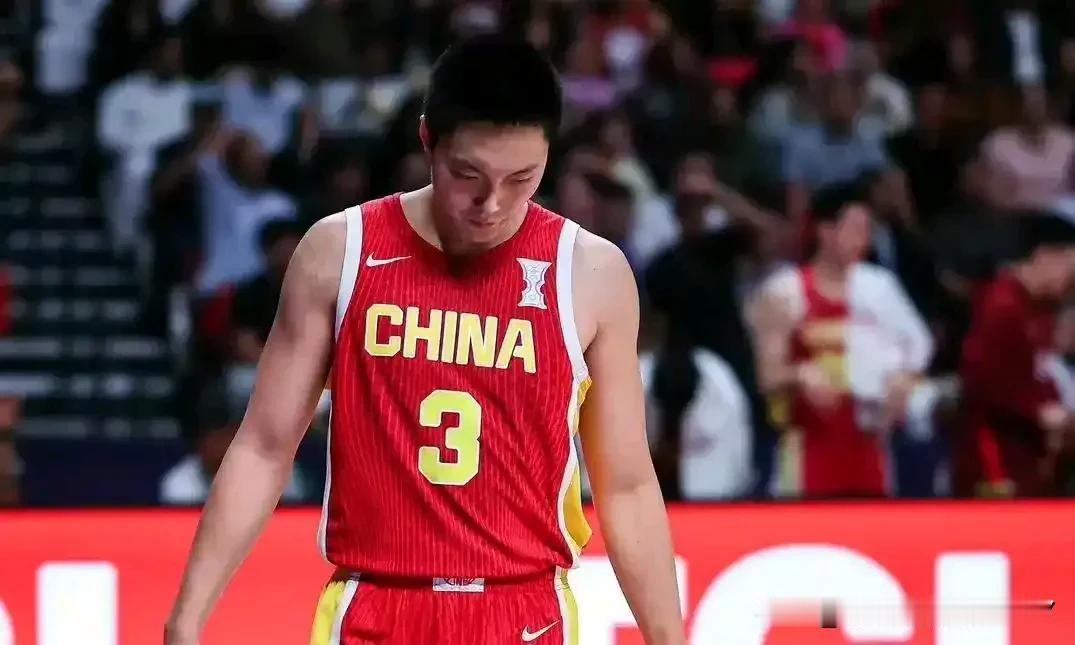 中国男篮要顶住啊！半场落后日本男篮20分，这还只是一支二队的日本男篮。中国男篮上