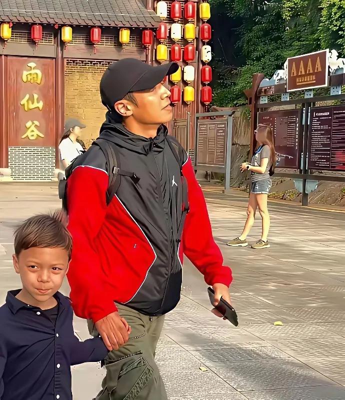 撒贝宁和儿子出门游玩，混血儿子长相帅气，脸型和撒贝宁十分相像！一身休闲打扮的撒