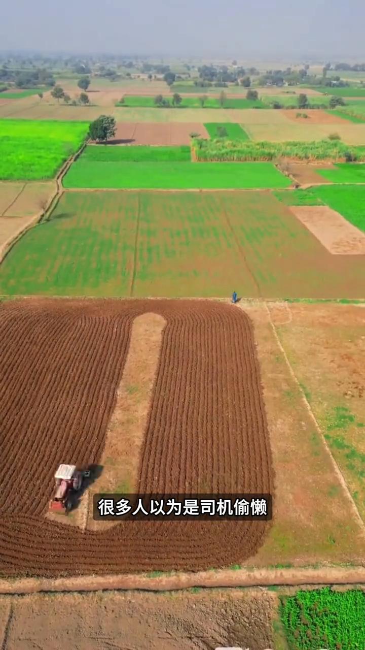 转圈深耕秘决。为什么这台耕地机干活时不走直线，反而一直绕着圈转？很多人以为是司